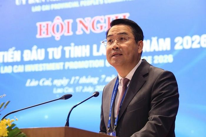 Chủ tịch UBND tỉnh Nguyễn Tuấn Anh phát biểu cam kết với doanh nghiệp và nhà đầu tư tại hội nghị.