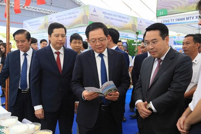 Trước giờ diễn ra hội nghị, Phó Thủ tướng Chính phủ Hồ Quốc Dũng cùng lãnh đạo tỉnh Lào Cai và các đại biểu đã thăm quan các gian hàng giới thiệu sản phẩm OCOP và các sản phẩm đặc trưng của tỉnh.