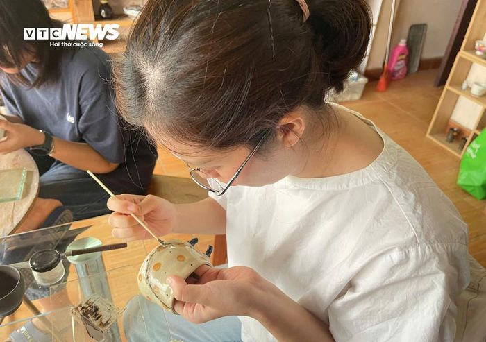 Mỗi đường nét vá lên gốm như một lần chính người thực hành Kintsugi được chữa lành.