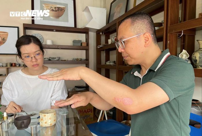 Anh Kiều Mạnh Linh hướng dẫn học viên thực hành Kintsugi.