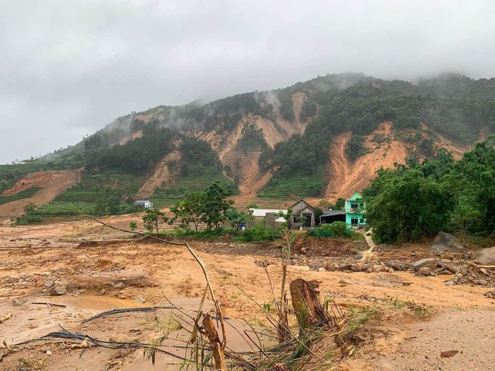 Về tài sản, báo cáo ghi nhận 13 căn nhà bị thiệt hại hoàn toàn, cùng nhiều nhà khác bị hư hỏng. Khoảng 200 ha diện tích hoa màu bị ngập úng, đất đá, cát và củi tràn vào ruộng.