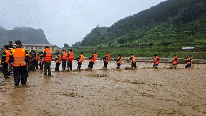 Ngay sau khi thiên tai xảy ra, lãnh đạo UBND tỉnh Lai Châu trực tiếp đến hiện trường chỉ đạo công tác cứu hộ, cứu nạn. Các địa phương huy động gần 500 người tham gia tìm kiếm người mất liên lạc, di dời dân khỏi khu vực nguy hiểm, lập chốt cảnh báo, đồng thời sử dụng khoảng 20 phương tiện, máy móc để khắc phục sạt lở, mở đường phục vụ công tác cứu hộ và bảo đảm giao thông.