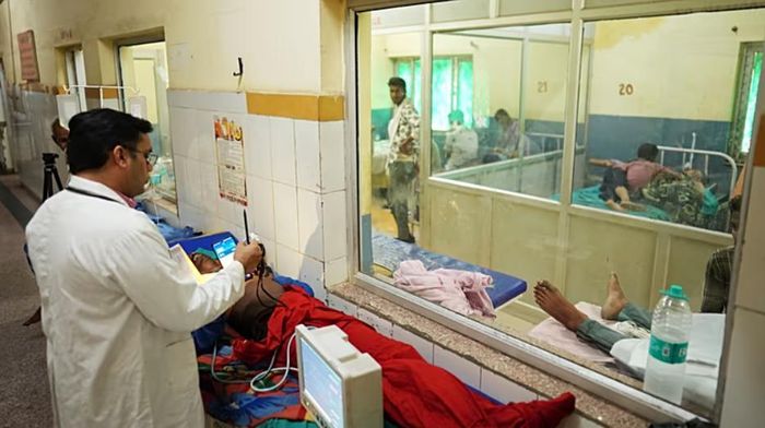 Bác sĩ khám chữa cho bệnh nhân nhập viện vì liên quan nắng nóng ở Banda, Ấn Độ. (Ảnh: AP)