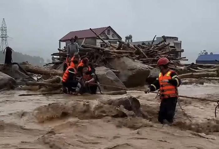 Công an tỉnh Lai Châu giải cứu người dân bị mắc kẹt trong mưa lũ.