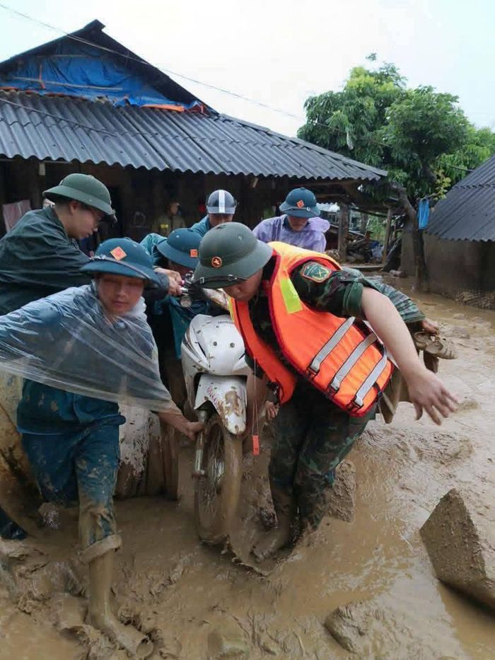 Trước diễn biến phức tạp của mưa lớn gây ngập úng, sạt lở tại xã Mường Than và xã Than Uyên, các cán bộ, chiến sĩ lực lượng vũ trang tỉnh Lai Châu đã khẩn trương cơ động đến hiện trường, không quản ngại khó khăn, nguy hiểm, tích cực giúp Nhân dân di dời người và tài sản đến nơi an toàn, dọn dẹp bùn đất, khơi thông giao thông.