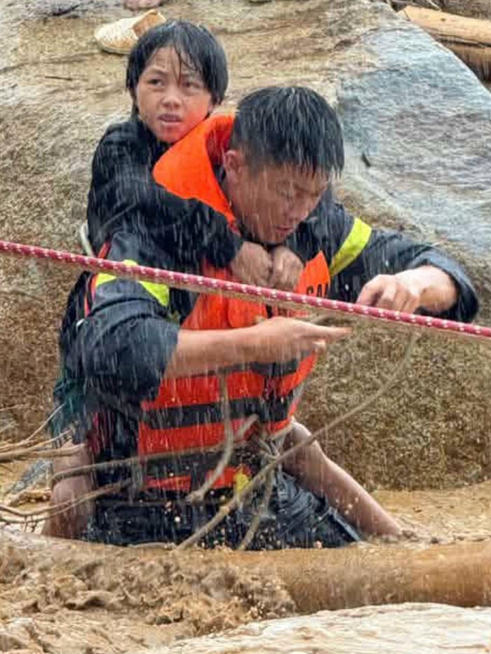 Các tổ công tác tiếp cận những khu vực bị cô lập để hỗ trợ người dân sơ tán người và tài sản đến nơi an toàn. 