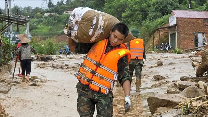 Các địa phương huy động gần 500 người cùng nhiều phương tiện, máy móc tham gia tìm kiếm người mất tích, hỗ trợ di dời các hộ dân khỏi khu vực nguy hiểm, lập chốt cảnh báo tại những điểm có nguy cơ sạt lở, đồng thời khẩn trương khắc phục các điểm ách tắc nhằm sớm thông tuyến phục vụ công tác cứu hộ và bảo đảm giao thông.