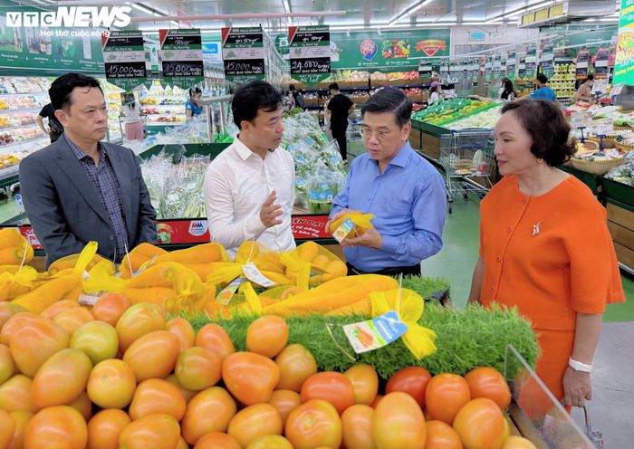 Ông Nguyễn Văn Dũng, Phó Chủ tịch Hội đồng nhân dân TP.HCM (áo xanh) tham quan khu vực trưng bày các sản phẩm “Tích xanh trách nhiệm”.