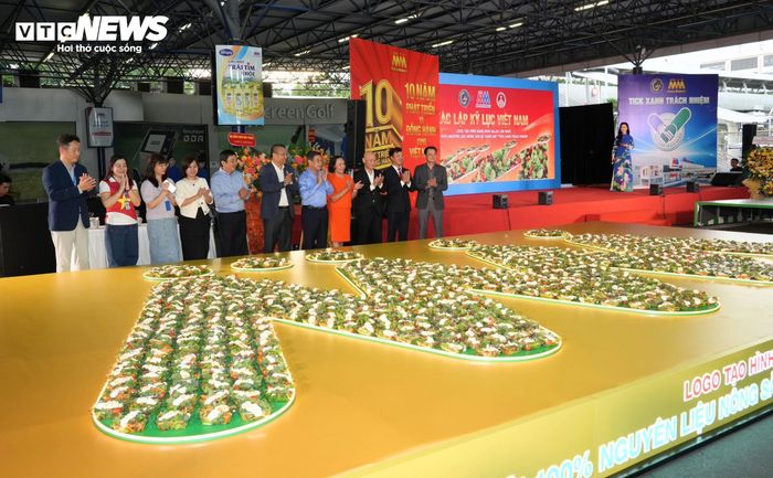 Tác phẩm salad xác lập kỷ lục Việt Nam được tạo hình từ 100% nguyên liệu nông sản đạt “Tích xanh trách nhiệm”.