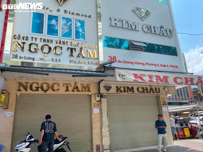 Trên đường An Dương Vương, loạt cửa hàng kinh doanh kim cương cũng “cửa đóng then cài”.