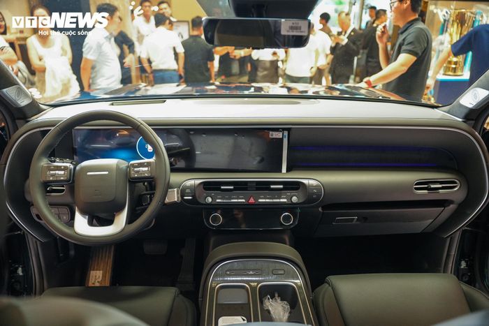 Không gian nội thất sử dụng chất liệu da cao cấp, tích hợp cụm màn hình đôi cỡ lớn.