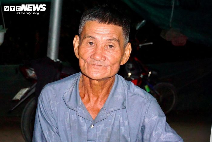 Ông Huỳnh Văn Nhỏ (trái) và ông Huỳnh Văn Chín - em trai liệt sỹ Huỳnh Văn Quên.