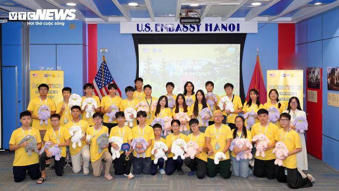 Robotics Summer Camp 2026 cũng là mô hình “người trẻ truyền cảm hứng cho người trẻ”, khi chính những học sinh từng thi đấu ở các sân chơi robotics lớn trực tiếp hướng dẫn thế hệ kế cận, góp phần xây dựng cộng đồng robotics Việt Nam ngày càng phát triển và hội nhập quốc tế. (Ảnh: Hùng Cường)