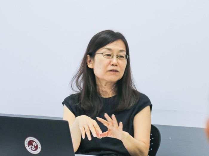 Luận văn thạc sỹ của bà Yagi Noriko lý giải vì sao nghề bán hàng rong vẫn tồn tại trên vỉa hè khu phố cổ Hà Nội, dù chịu sự quản lý ngày càng chặt chẽ.