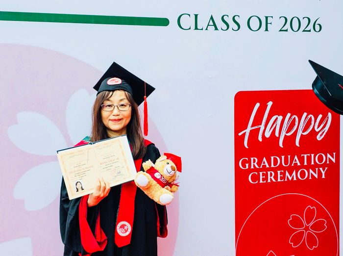 Bà Yagi Noriko trong lễ nhận bằng thạc sỹ của Trường Đại học Việt Nhật - Đại học Quốc gia Hà Nội chiều 18/7.
