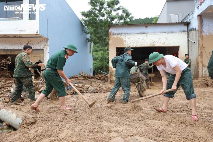 Cán bộ, chiến sỹ lực lượng vũ trang tỉnh Lai Châu chung sức hỗ trợ người dân khắc phục hậu quả mưa lũ.