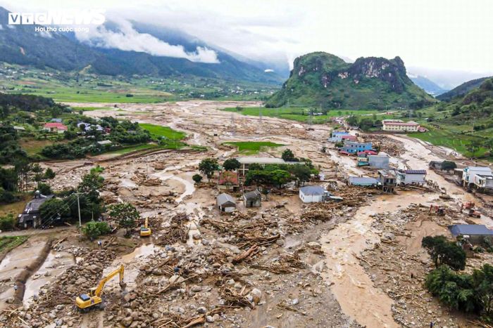 Trận lũ quét xảy ra tại xã Mường Than, tỉnh Lai Châu rạng sáng 17/7 gây thiệt hại nghiêm trọng về người và tài sản. Đợt thiên tai kéo dài từ ngày 15/7 đến sáng 18/7 khiến 4 người tử vong, 4 người mất tích và 8 người bị thương. Riêng xã Mường Than có 3 người tử vong và 4 người mất tích, là địa phương chịu ảnh hưởng nặng nề nhất.