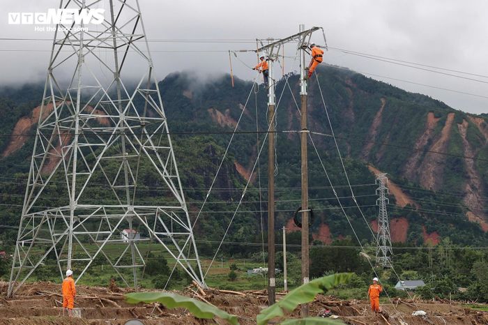 Các lực lượng chức năng khẩn trương khắc phục hậu quả thiên tai, giúp người dân sớm ổn định cuộc sống sau trận lũ quét để lại nhiều mất mát tại xã Mường Than.