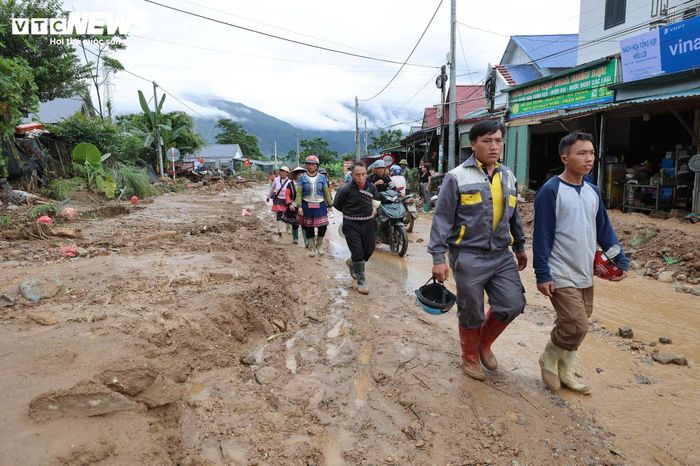 Ông Hà Văn Phong, người dân sống gần khu vực xảy ra lũ quét, cho biết ông chưa từng chứng kiến trận thiên tai nào có sức tàn phá lớn như vậy. “Chỉ trong thời gian rất ngắn, nước cùng đất đá từ trên núi đổ xuống rất mạnh. Khi quay lại, nhiều căn nhà trong xóm đã bị hư hỏng, có nhà chỉ còn vài mảng tường đứng lại. Nhìn cảnh tượng này, ai cũng bàng hoàng”, ông Phong nói.