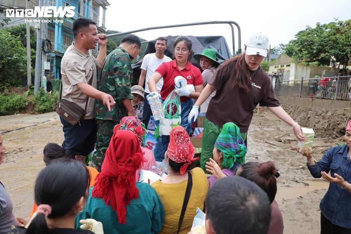 Bên cạnh công tác cứu hộ, nhiều đoàn hỗ trợ từ các địa phương lân cận cũng đưa nhu yếu phẩm đến Mường Than. Nước uống, gạo, mì ăn liền, đồ ăn nhanh và các vật dụng thiết yếu được chuyển tới các hộ dân có nhà bị hư hỏng hoặc phải di dời khỏi khu vực nguy hiểm.