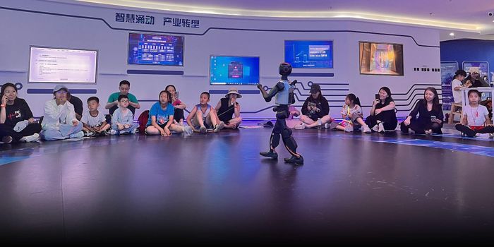 Phụ huynh và học sinh Trung Quốc xem màn biểu diễn của robot hình người trong chương trình một trại hè AI. (Ảnh: Sixth Tone)