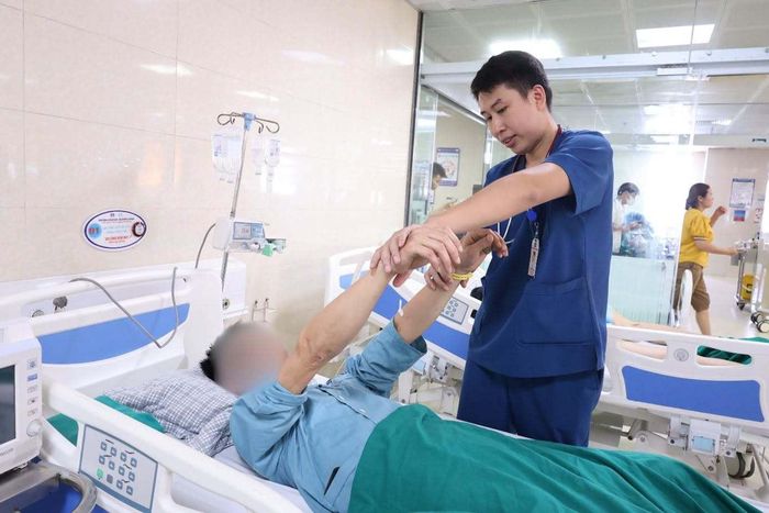 Tự mua thuốc uống khi đau đầu, hai ngày sau nhập viện khẩn vì xuất huyết não (Ảnh: BVCC)