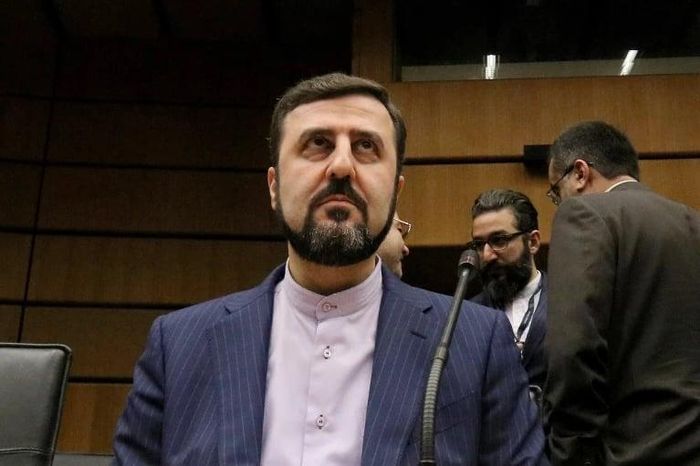 Thứ trưởng Ngoại giao Iran Kazem Gharibabadi cho biết Tehran đã đình chỉ việc thực hiện các cam kết trong biên bản ghi nhớ (MoU) vì Mỹ “vi phạm các cam kết”. (Ảnh: AP)