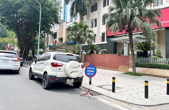 Biển “Không đỗ xe” đặt dưới lòng đường tại phố Cát Linh (phường Văn Miếu - Quốc Tử Giám). Ảnh: Dung Nhi