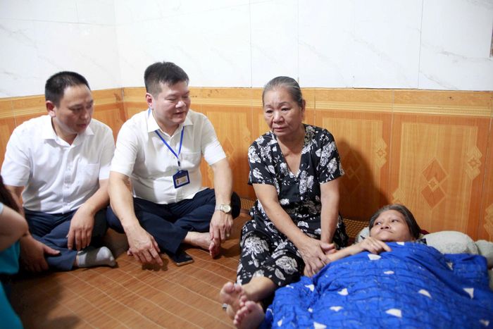 Tại nhà bà Nguyễn Thị Hòa, các đồng chí lãnh đạo UBND phường Văn Miếu - Quốc Tử Giám, Trung tâm Phục vụ hành chính công thành phố Hà Nội Chi nhánh số 3 và Bảo hiểm xã hội cơ sở Hoàn Kiếm đến thăm hỏi, hướng dẫn, xác minh và hoàn thiện toàn bộ thủ tục ủy quyền lương hưu. Ảnh: Hồng Nhung