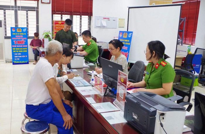 Công an Hà Nội nỗ lực hoàn thành định danh điện tử, làm sạch dữ liệu. Ảnh PV
