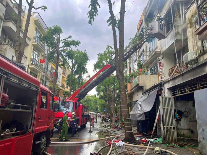Những người lính Cảnh sát phòng cháy, chữa cháy và cứu nạn, cứu hộ sẵn sàng lao vào nguy hiểm, lấy thân mình làm lá chắn để giành giật lại mạng sống và tài sản cho người dân. Ảnh PV