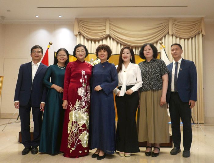 Cô giáo Nguyễn Thị Bích Hà chụp ảnh lưu niệm cùng các vị khách tham dự buổi lễ. Ảnh: Liên Hà