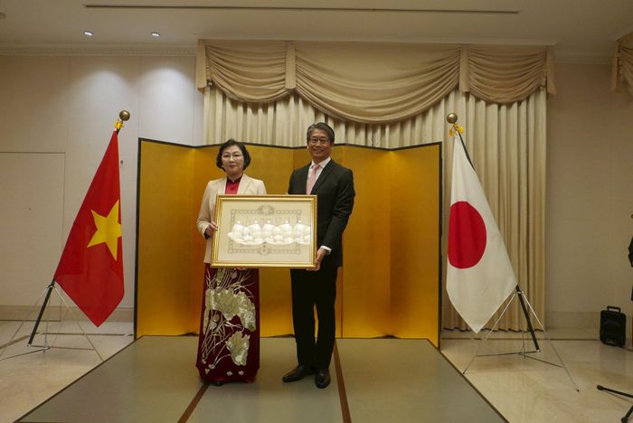 Đại sứ ITO Naoki trao tặng Huân chương Mặt trời mọc, Tia sáng vàng và Nơ thắt hoa hồng cho cô Nguyễn Thị Bích Hà. Ảnh: Liên Hà