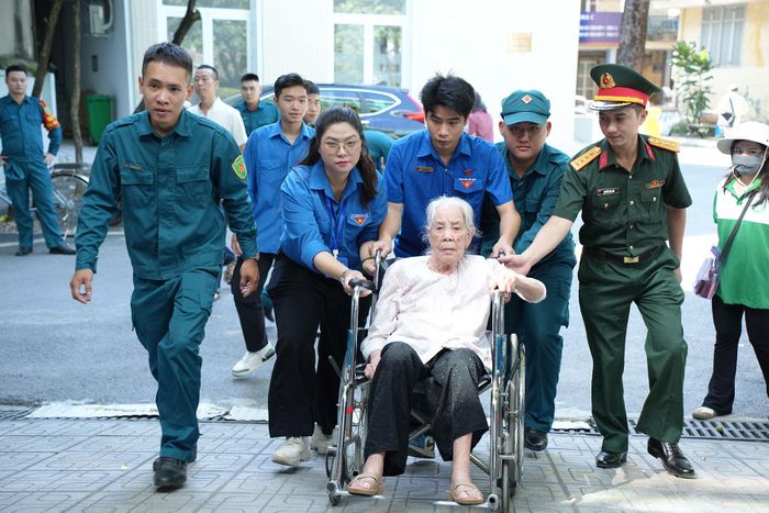 Lực lượng thanh niên, dân quân tự vệ, hội phụ nữ,... hỗ trợ các bác trong công tác khám bệnh. Ảnh: Phạm Mạnh