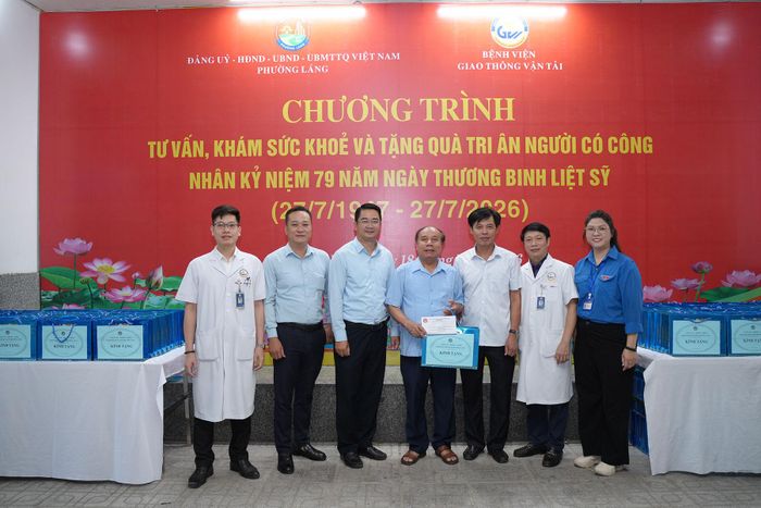 Những phần quà được trao tận tay thương binh, bệnh binh, thân nhân gia đình liệt sĩ và người có công ngay tại chương trình. Ảnh: Phạm Mạnh