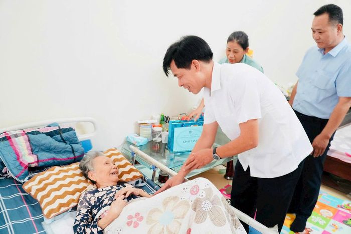 Đoàn công tác phường Láng trực tiếp tới thăm khám, động viên và tặng quà tại nhà với những hoàn cảnh khó khăn trong việc đi lại.