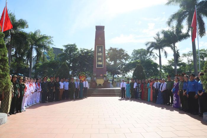Đoàn đại biểu phường Cửa Nam dâng hương, tưởng niệm tại Nghĩa trang liệt sĩ Ngọc Hồi. Ảnh: PV