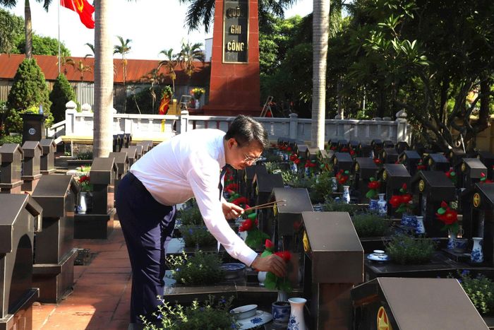 Bí thư Đảng ủy, Chủ tịch HĐND phường Cửa Nam Nguyễn Hoàng Trường dâng hương tưởng niệm các Anh hùng liệt sĩ. Ảnh: PV