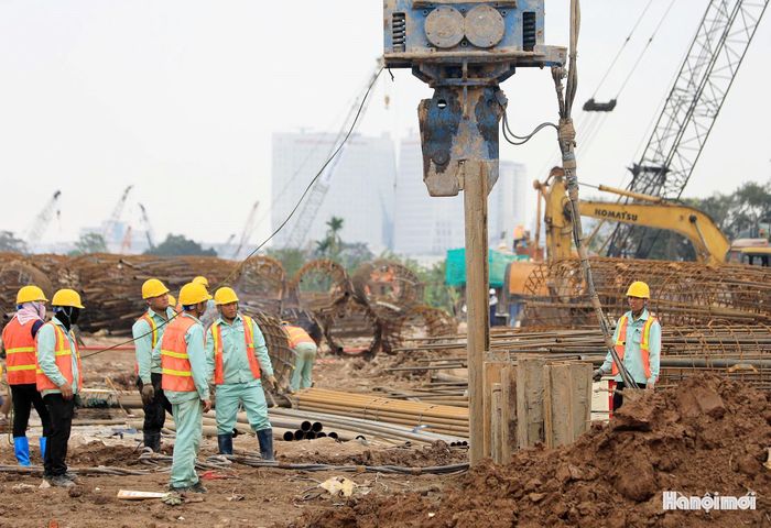 Công nhân tích cực triển khai thi công xây dựng trên công trường dự án cầu Trần Hưng Đạo. Ảnh: PV