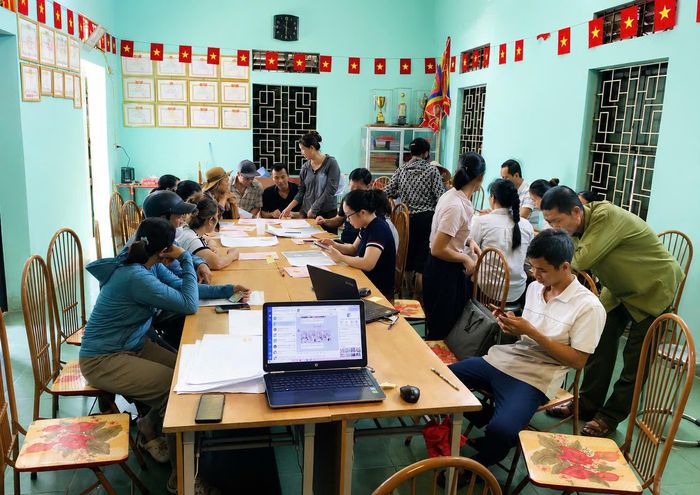 Tại các nhà văn hóa thôn trên địa bàn xã Hát Môn, người dân có mặt cung cấp thông tin dữ liệu đất đai cho cơ quan chức năng. Ảnh: HM
