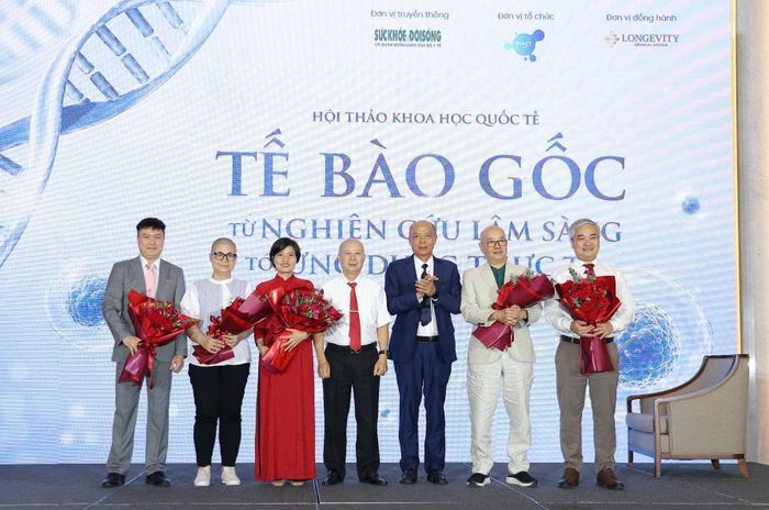 Tặng hoa các đại biểu. Ảnh: BTC