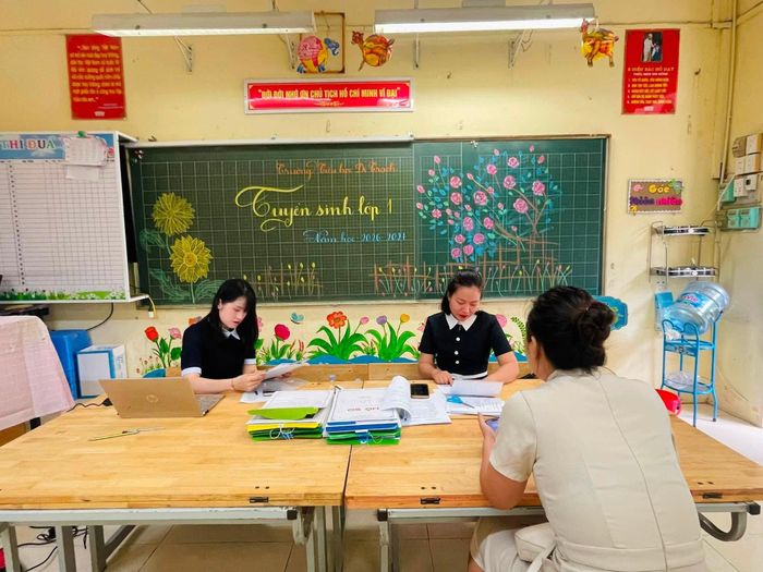 Trong giai đoạn tuyển sinh trực tiếp diễn ra từ ngày 12 đến 18-7, Hội đồng tuyển sinh các trường công lập tập trung đối chiếu hồ sơ gốc và giải quyết dứt điểm các vướng mắc phát sinh. Ảnh: HA