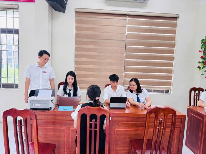 Các trường học hỗ trợ phụ huynh đăng ký tuyển sinh trực tuyến trên hệ thống. Ảnh: HA