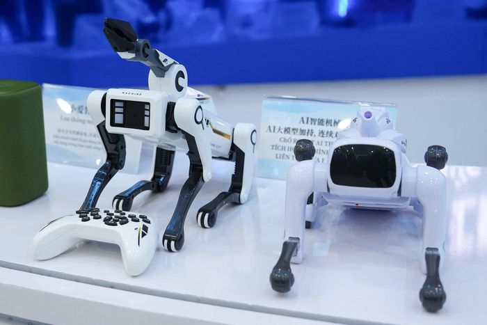 Robot ứng dụng AI của Trung Quốc trong một sự kiện trưng bày tại Hà Nội. Ảnh: Hoàng Linh