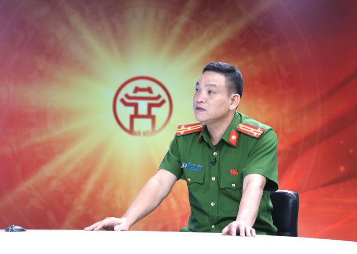 Thượng tá Ngô Tiến Long - Phó Trưởng phòng Cảnh sát phòng cháy, chữa cháy và cứu nạn, cứu hộ Công an thành phố Hà Nội trao đổi tại Chương trình. Ảnh: Thanh Hải