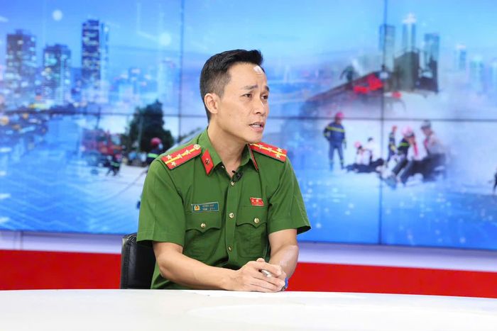 Đại úy Lê Đức Anh, cán bộ phụ trách công tác PCCC, Công an phường Đống Đa trao đổi về công tác phòng cháy, chữa cháy trên địa bàn phường. Ảnh: Thanh Hải