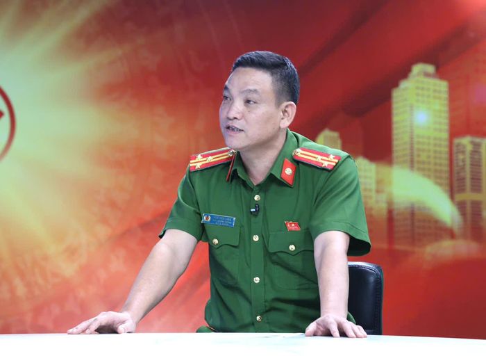 Thượng tá Ngô Tiến Long trao đổi tại trường quay. Ảnh: Thanh Hải