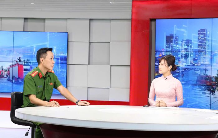 Đại úy Lê Đức Anh, cán bộ phụ trách công tác phòng cháy, chữa cháy, Công an phường Đống Đa trao đổi tại chương trình. Ảnh: Thanh Hải
