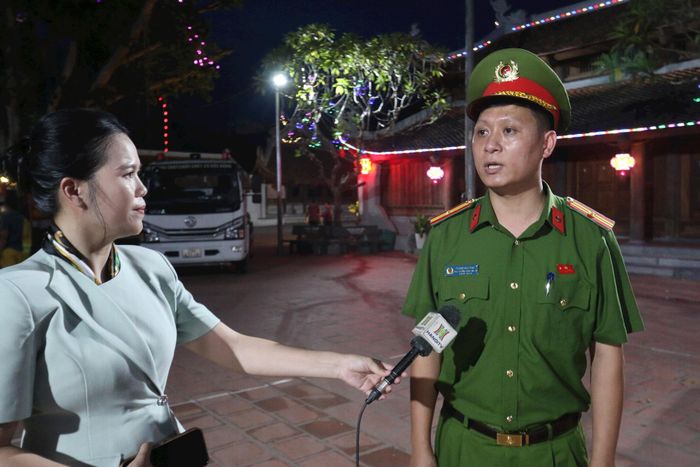 Thiếu tá Phùng Anh Nam, Phó Trưởng Công an xã Tây Phương trao đổi tại điểm cầu. Ảnh: Công Phương