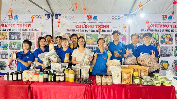 Đoàn Thanh niên xã Quảng Oai phối hợp với Hội từ thiện Từ Tâm mở gian hàng bán sản phẩm gây quỹ trao tặng đến các thương binh, bệnh binh và người có công trên địa bàn. Ảnh: Cơ sở